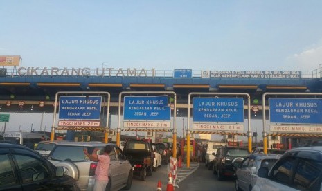 Kemacetan di tol Jakarta-Cikampek, Sabtu (20/10).