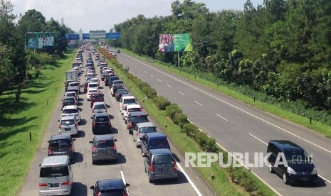 Kemacetan di Tol Pasteur, Kota Bandung, Jumat (8/7). (Republika/Zuli Istiqomah)