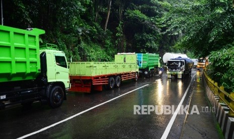 Kemacetan dikawasan Cadas Pangeran akibat longsoran yang menutupi jalan didaerah Ciherang, Kabupaten Sumedang, Rabu (21/9).