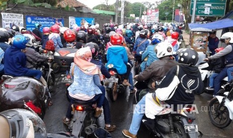   Kemacetan hari kedua Lebaran, di Jl Grand Hotel, Kecamatan Lembang, Kabupaten Bandung Barat, Senin (26/6). 