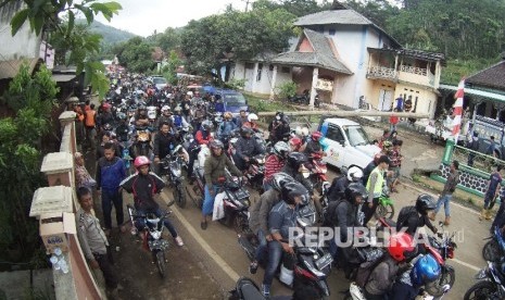 Kemacetan jalan jalur Sumedang saat alat berat berusaha membuka jalan yang tertutup longsor di daerah Ciherang, Kabupaten Sumedang, Rabu (21/9). 