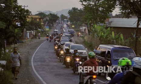 Kemacetan jalur selatan, di daerah Limbangan, Kabupaten Garut. (Mahmud Muhyidin)