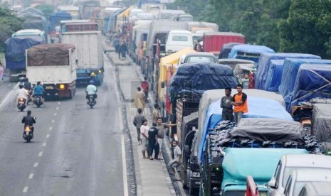  Kemacetan kendaraan akibat terhalang banjir di ruas jalan Pantura, Pamanukan, Subang, Jabar, Rabu (22/1).