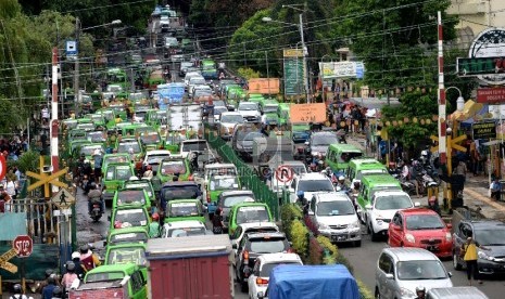 Kemacetan kendaraan terlihat di Jalan Kapten Muslihat, Bogor, Jawa Barat, Rabu (16/12).