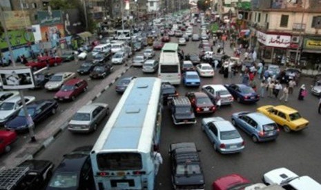 Mesir Percepat Peluncuran Bus Ekspres Bertenaga Listrik. Foto ilustrasi: Kemacetan lalu lintas di jalanan kota Kairo, Mesir