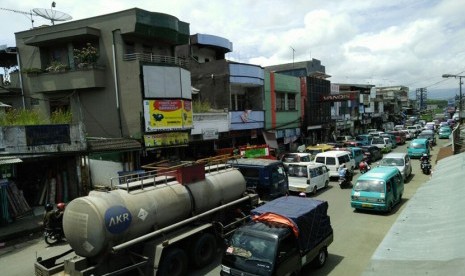 Kemacetan lalu lintas terjadi di Jalan Raya Sukabumi-Bogor tepatnya di sekitar Pasar.Cibadak, Kecamatan Cibadak, Kabupaten Sukabumi Senin (23/1).