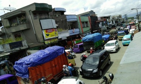 Kemacetan lalu lintas terjadi di Jalan Raya Sukabumi-Bogor tepatnya di sekitar Pasar.Cibadak, Kecamatan Cibadak, Kabupaten Sukabumi Senin (23/1).