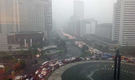  Kemacetan lalu lintas yang terjadi di kawasan Bundaran HI, Jakarta, Rabu (6/2), akibat hujan deras yang mengguyur kota Jakarta.