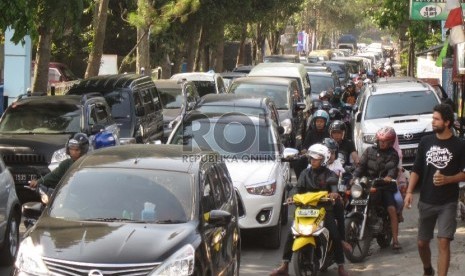 Kemacetan lalulintas cukup parah di jalur alternatif melalui Punclut, Kecamamatan Lembang, arah Kota Bandung, Sabtu (18/7). Selain karena tingginya pengunjung menuju tempat wisata juga adanya rekayasa jalan. 