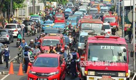 Kemacetan panjang di Jl Raya Ragunan akibat ditutupnya akses jalan menuju Pasar Minggu api akibat kebarakan di Gedung Toserba Ramayana Pasar Minggu, Kamis (18/5). 