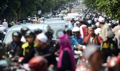  Kemacetan panjang saat berlangsungnya prosesi pemakaman almarhum Habib Munzir Al Musawwa di Kalibata, Jakarta Selatan, Senin (16/9).     (Republika/Agung Supriyanto)