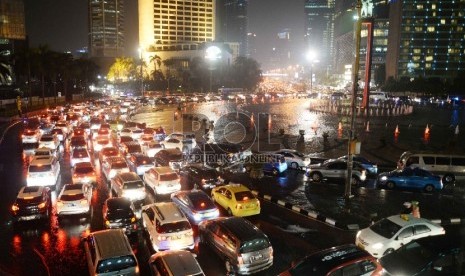 Kemacetan panjang terjadi di Bundaran HI, Jakarta Pusat, Jumat (13/11).  (Republika/Yasin Habibi)