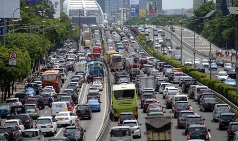 Kemacetan panjang terjadi di Tol Dalam Kota arah Tol Cikampek, Kamis (24/12).  (Republika/Yasin Habibi)