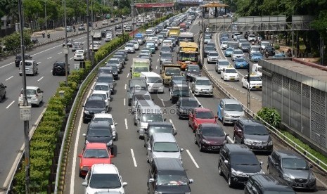 Kemacetan panjang terjadi di Tol Dalam Kota arah Tol Cikampek, Kamis (24/12).  (Republika/Yasin Habibi)