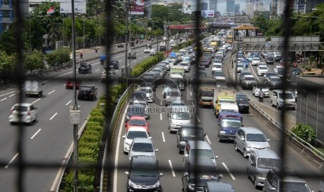 Kemacetan panjang terjadi di Tol Dalam Kota arah Tol Cikampek, Kamis (24/12).  (Republika/Yasin Habibi)