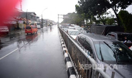 Kemacetan panjang terjadi pada arus lalulintas menuju Pasar Minggu akibat JPO yang rubuh.