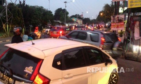 Kemacetan parah terjadi di jalur Sistem Satu Arah (SSA) di Jalan Nusantara, Jalan Dewi Sartika dan Jalan Arif Rahman Hakim (ARH), Kota Depok, Sabtu (9/9).