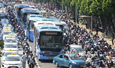 Kemacetan terjadi di Jalan Gatot Soebroto saat Ribuan sopir taksi melakukan aksi di Jakarta, Selasa (22/3).