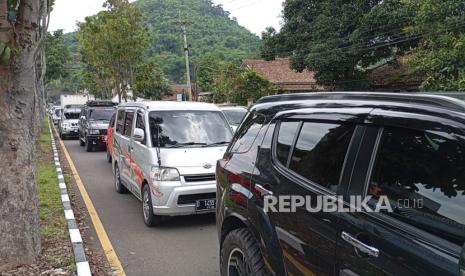 Kemacetan terjadi di jalur wisata Ciwidey tepatnya di Jalan Sadu-Soreang, Kabupaten Bandung saat libur panjang Isra Miraj dan Imlek, Senin (27/1/2025). 