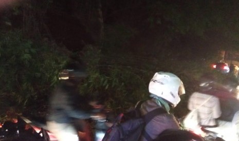 Kemacetan terjadi di Jl Raya Sawangan di samping kiri SD IT Al Hamidiyah tertutup total. Tanah yang penuh pohon bambu longsor dan menutup total Jalan Raya Sawangan. Mungkin butuh waktu untuk evakuasi nya. Bagi yang lewat daerah ini lebih baik cari alternative jalan lain.