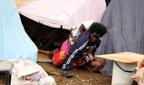 Kemah pengungsi De-Deur. Arine Tusenge dari Burundi ialah satu dari beberapa pengungsi yang kembali menghirup udara luar setelah bersembunyi di Vaal, South Afrika. Mereka pindah ke penampungan akibat serangan xenofobia.