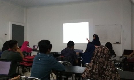 Kemahasiswaan AMIK BSI Pontianak memberikan pelatihan jurnalistik kepada anggota organisasi mahasiswa AMIK BSI Pontianak.   