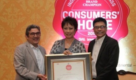 Kemal E. Gani – Pemimpin Umum Majalah SWA, Merry Harun – Canon Division Director PT Datascrip dan Yuswohady – Direktur Inventure berfoto bersama usai penyerahan penghargaan Indonesia Middle-Class Brand Champion Consumer’s Choice 2015 yang berlangsung pada 