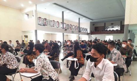 Kemampuan pendidikan vokasi Kementerian Pertanian RI khususnya Politeknik Pembangunan Pertanian (Polbangtan) terbukti mumpuni menghasilkan kualifikasi job seeker. Hal ini terlihat atas diterimanya 11 mahasiswa Polbangtan Medan sebagai Management Trainee oleh Lambang Agro Plantation, perusahaan perkebunan kelapa sawit melalui rekrutmen offline.