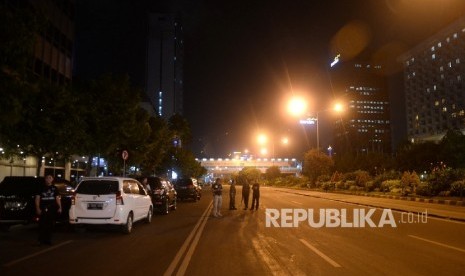  Polisi kembali menyisir lokasi Gedung Jaya yang berada dekat lokasi ledakan bom di Jakarta Pusat, Kamis (14/1) malam.  (Republika/Wihdan Hidayat)