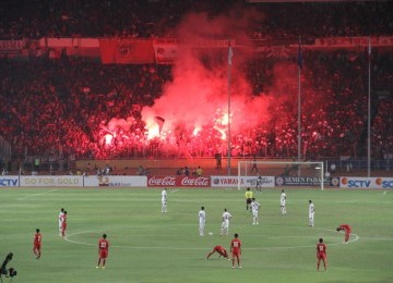 Kembang api dan suara petasan mengganggu jalannya pertandingan Indonesia vs Bahrain, hingga pengawas pertandingan menghentikan permainan di menit 75 babak kedua. (Republika Online/fafa)