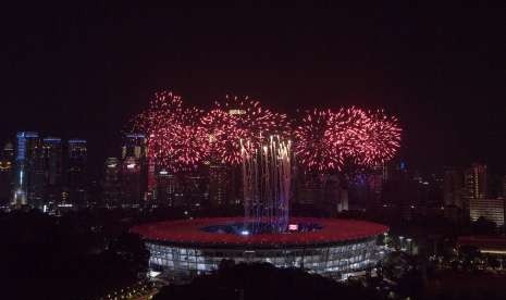 Kembang api diluncurkan pada Upacara Pembukaan Asian Games ke-18 Tahun 2018 di Stadion Utama GBK, Senayan, Jakarta, Sabtu (18/8). 