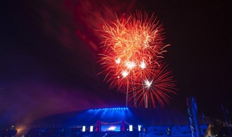   Kembang api dinyalakan menandai dibukanya ajang olahraga Islamic Solidarity Games (ISG) III di Stadion Gelora Sriwijaya, Komplek Olahraga Jakabaring, Palembang, Sumatera Selatan, Ahad (22/9).  (Antara/Ismar Patrizki)