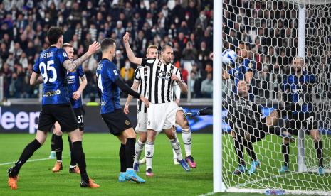 Kemelut di gawang Inter Milan pada laga Serie A melawan Juventus di Stadion Juventus, Senin (4/4/2022) dini hari WIB. Inter unggul 1-0 pada babak pertama.