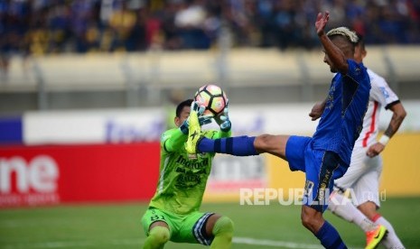  Kemelut terjadi di depan gawang Bali United pada pertandingan Gojek Traveloka Liga 1 antara Persib Bandung melawan Bali United, Kamis (21/9) di Stadion Si Jalak Harupat, Kab Bandung. Pertandingan tersebut berakhir imbang 0-0.