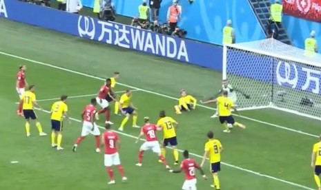 Kemelut yang terjadi di depan gawang Swedia saat berhadapan dengan Swiss di babak 16 besar Piala Dunia 2018.