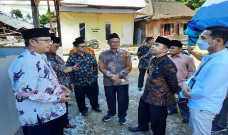 Kemenag menyalurkan bantuan senilai Rp 1,95 miliar ke 54 masjid dan mushola terdampak gempa di Sumbar.