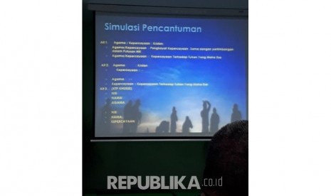 Kemendagri mengkaji tiga opsi simulasi alternatif terkait pencantuman agama dan kepercayaan di kolom KTP-el di Kantor Majelis Ulama Indonesia (MUI) Pusat di Jakarta, Jumat (17/11).