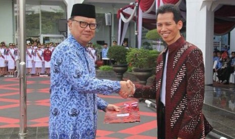 Mendagri Tjahjo Kumolo (kiri) dan Direktur BSI Naba Aji Notoseputro berjabat tangan seusai menandatangani MoU antara Kemendagri dan BSI di Jakarta, Kamis (1/6).