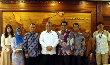  Menteri Desa, Pembangunan Desa Tertinggal dan Transmigrasi Indonesia (Kemendes), Eko Putro Sandjojo, BSEE., M.BA berfoto bersama CEO Rumah Zakat Nur Effendi dan Direktur Utama Republika Agoosh Yusran serta pimpinan Rumah Zakat lainnya usai pertemuan di Kantor Kemendes, Jakarta Selatan, Rabu (24/1).