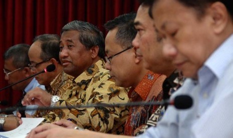 Kemendikbud Muhammad Nuh (dua dari kiri) memberikan penjelasan tentang hasil UN SMA/MA dan SMK/MAK di kantor Kemendikbud, Jakarta Pusat, Senin (19/5).