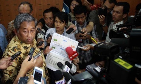 Kemendikbud Muhammad Nuh memberikan penjelasan tentang hasil UN SMA/MA dan SMK/MAK di kantor Kemendikbud, Jakarta Pusat, Senin (19/5).