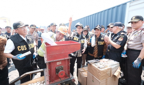 Kemenkeu bersama bea cukai melakukan pemusnahan rokok ilegal hasil tangkapan Kantor Wilayah dan kantor-kantor pelayanan di lingkungan Kanwil Bea Cukai Jawa Timur I di Pelabuhan Tanjung Perak, Surabaya. 