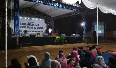 Kemenkominfo menyelengarakan Tabligh Akbar yang menghadirkan Habib Salim bin Jindan di Lapangan Putra Guna Pondok Pinang, Jakarta Selatan, Jumat (20/9).