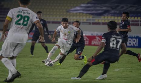 Kementerian Hukum dan Hak Asasi Manusia (Kemenkumham) telah menerima surat rekomendasi naturalisasi tiga atlet sepak bola dari Kementerian Pemuda dan Olahraga (Kemenpora). Mereka adalah Sandy Henny Walsh, Jordi Amat Maas, dan Shayne Elian Jay Pattynama.