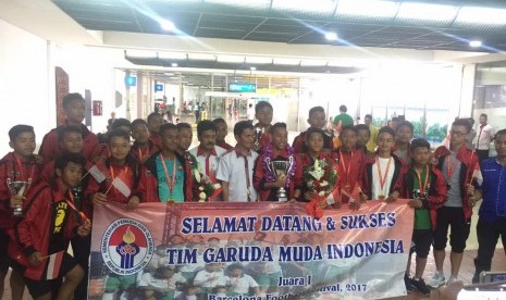  Kemenpora menyambut kedatangan tim U-14  SBAI Garuda Jaya yang berhasil tampil sebagai juara di Festival Sepakbola Barcelona pada 27-28 Mei 2017  saat tiba di Bandara Internasional Soekarno-Hatta, Tangerang, Banten, Rabu (31/5).