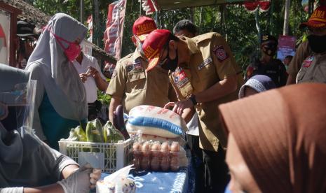 Kemensos terus menyaluran bantuan sosial tunai (BST) dan program sembako kepada masyarakat terdampak Covid-19. Kali ini, bantuan ditujukan pada keluarga penerima manfaat (KPM) di Kantor Kelurahan Bojong, Kecamatan Panjatan, Kabupaten Kulon Progo, Daerah Istimewa Yogyakarta (DIY).