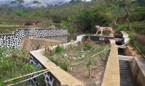 Kementan fokus mengantisipasi kekurangan air irigasi yang sering terjadi terutama pada musim kemarau, sehingga banyak membangun dam parit, salah satunya di Kabupaten Bandung, Jawa Barat.