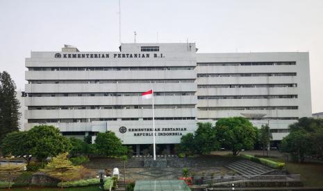 Kementan melakukan penutupan sementara gedung C lebih untuk memberikan waktu bagi Satgas Covid-19 untuk melakukan desinfeksi total ke semua ruangan.