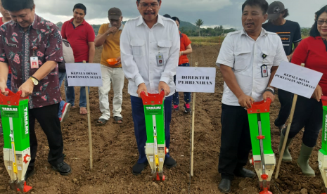 Kementan memberi bantuan kegiatan Pengembangan Kawasan (Perbenihan) Jagung Hibrida Berbasis Korporasi Petani Tahun 2019 di Minahasa, Rabu (9/10).