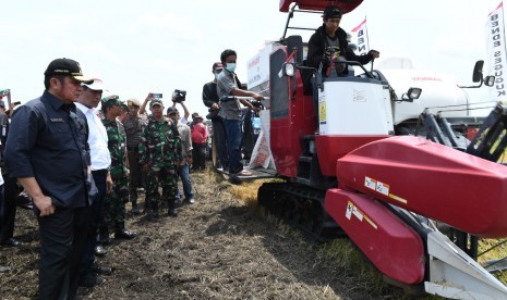 Kementan memberikan bantuan alat pertanian untuk mengolah rawa.